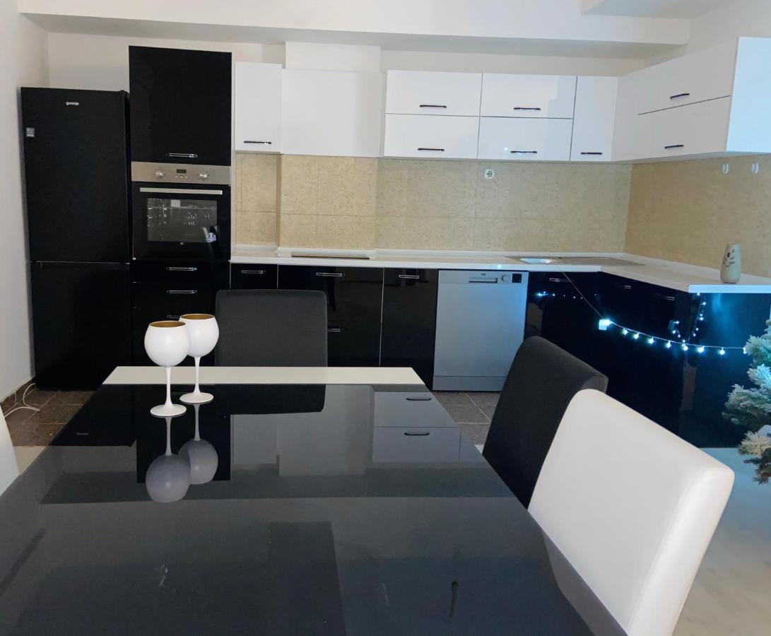Gold Luxury Apartment كومانوفو المظهر الخارجي الصورة